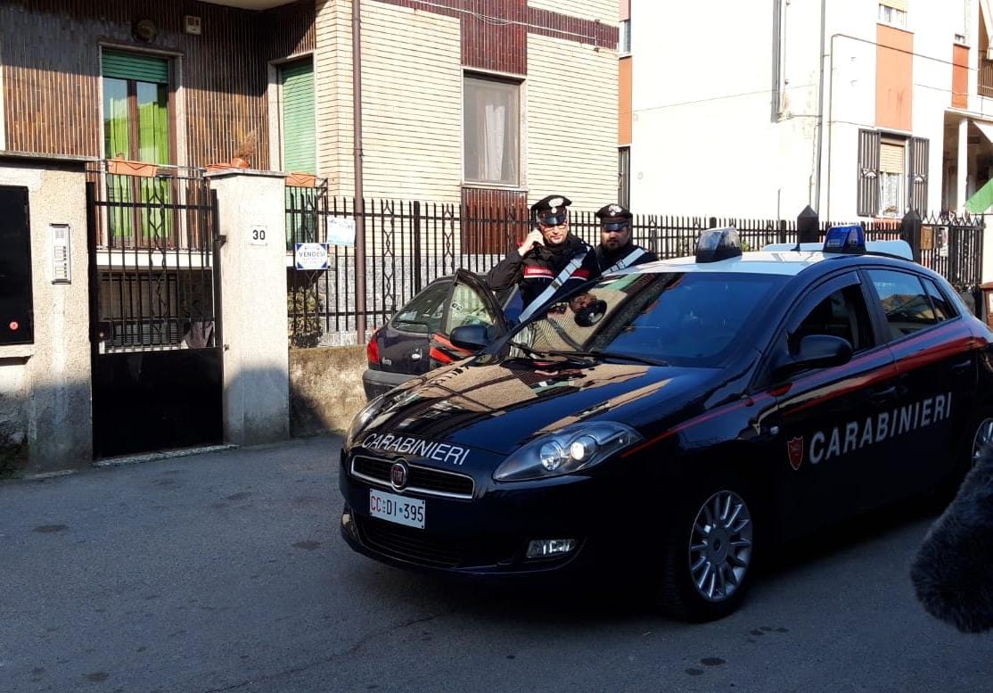 Spara alla compagna e poi si uccide