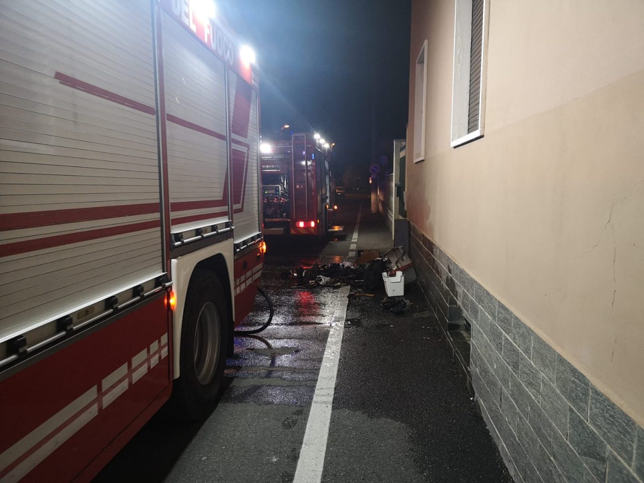Incendio in una palazzina nella notte