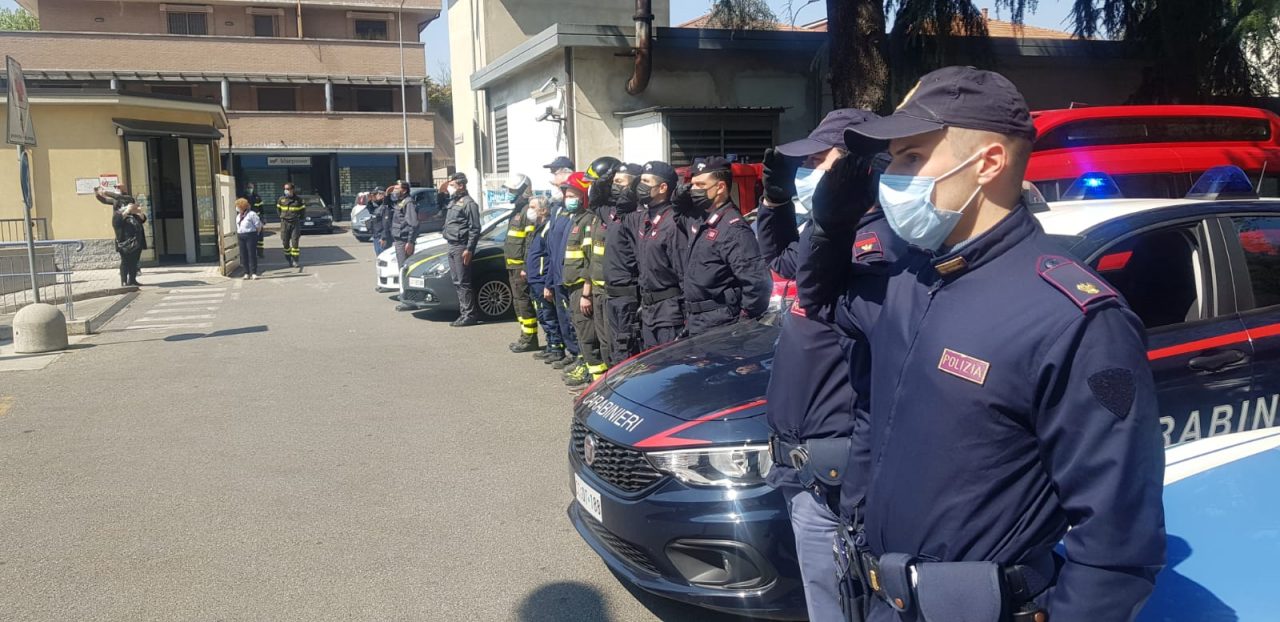 L’omaggio delle Forze dell’ordine a medici e personale sanitario FOTO e VIDEO