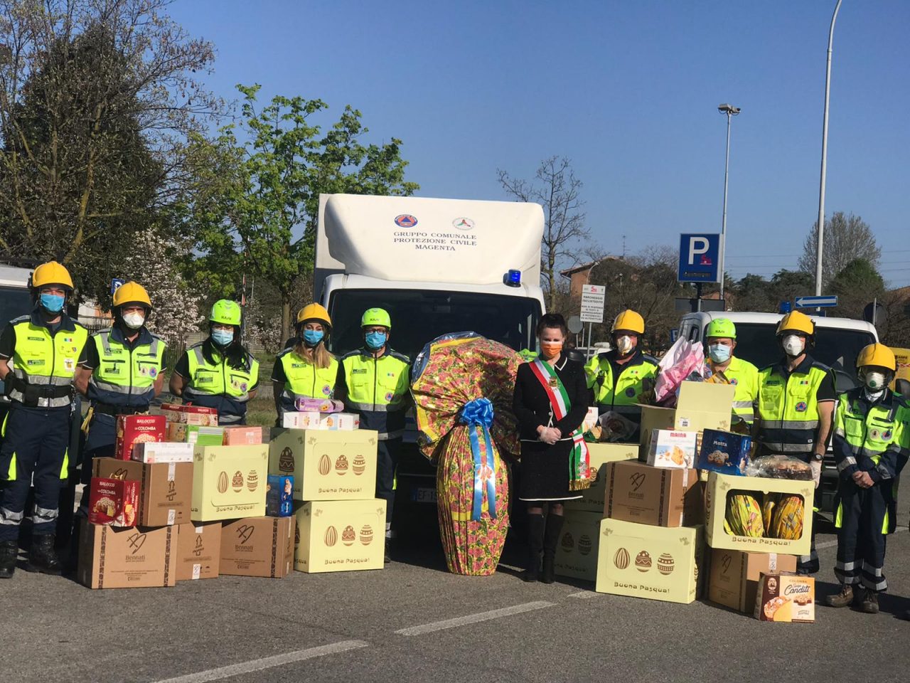 Il sindaco porta le uova di Pasqua in ospedale