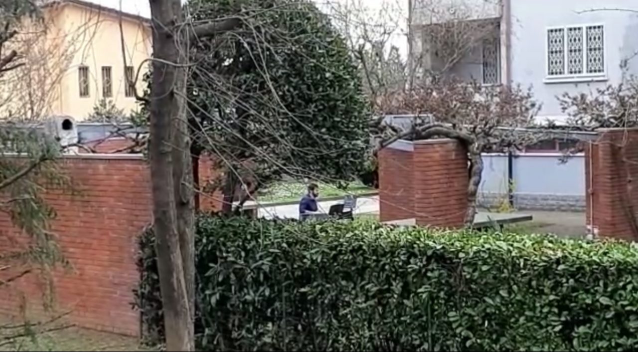 Scende in cortile e inizia a suonare: la storia di Dario