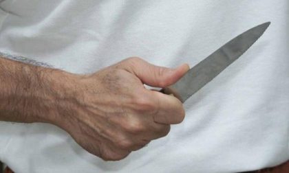 Armato di coltello rapina due negozi in dieci minuti: arrestato 26enne