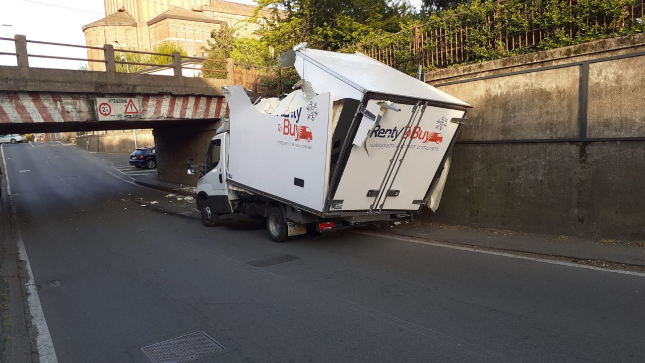 Furgone resta incastrato nel sottopasso…e viene multato FOTO