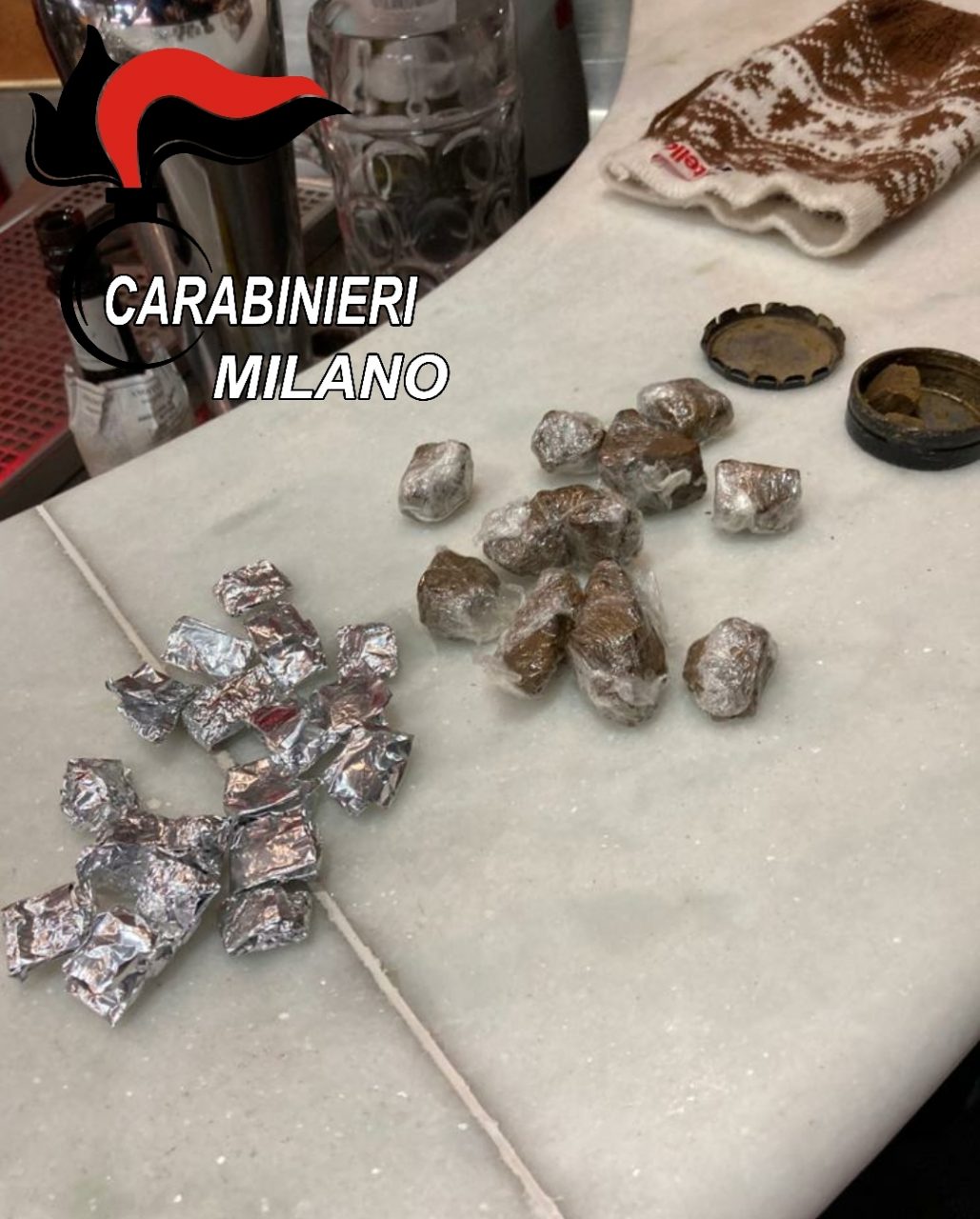 Controllato un bar: trovata droga nascosta nel biliardino FOTO