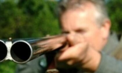Cacciatore scivola, lascia partire due colpi di fucile e ferisce sul gluteo un amico