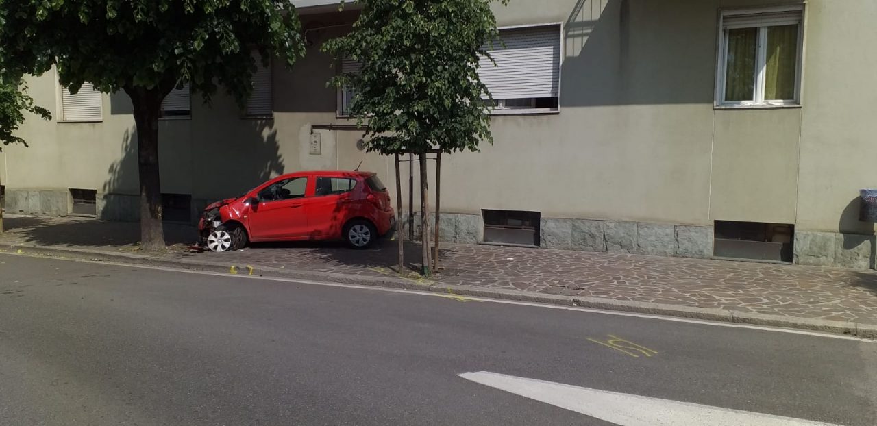 Perde il controllo dell’auto e finisce contro la cinta di una palazzina