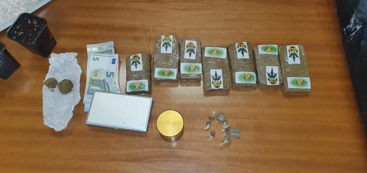 Mini serra di marijuana, panetti di hashish e soldi: in manette un 21enne