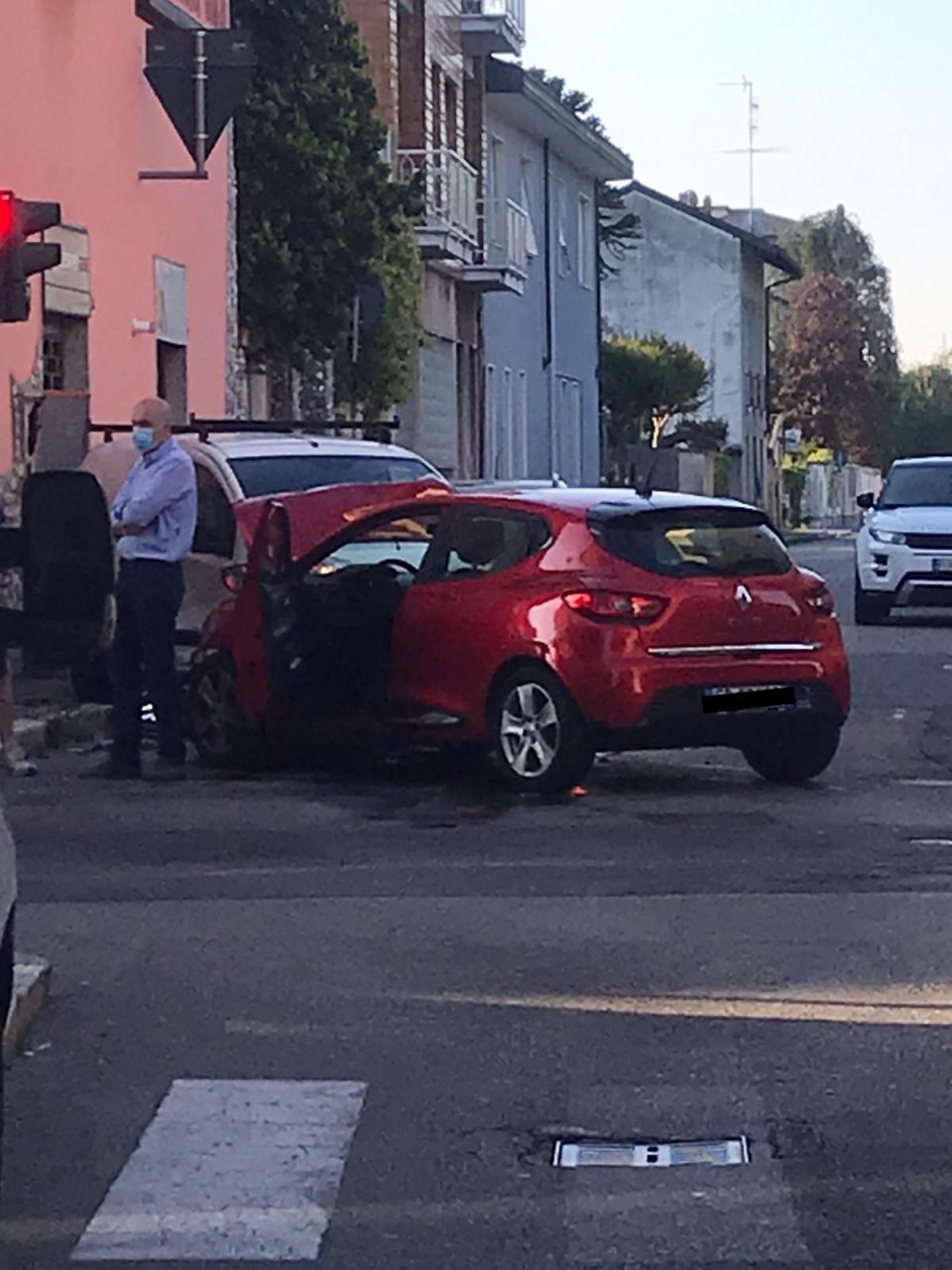 Incidente tra due auto: coinvolte due persone FOTO