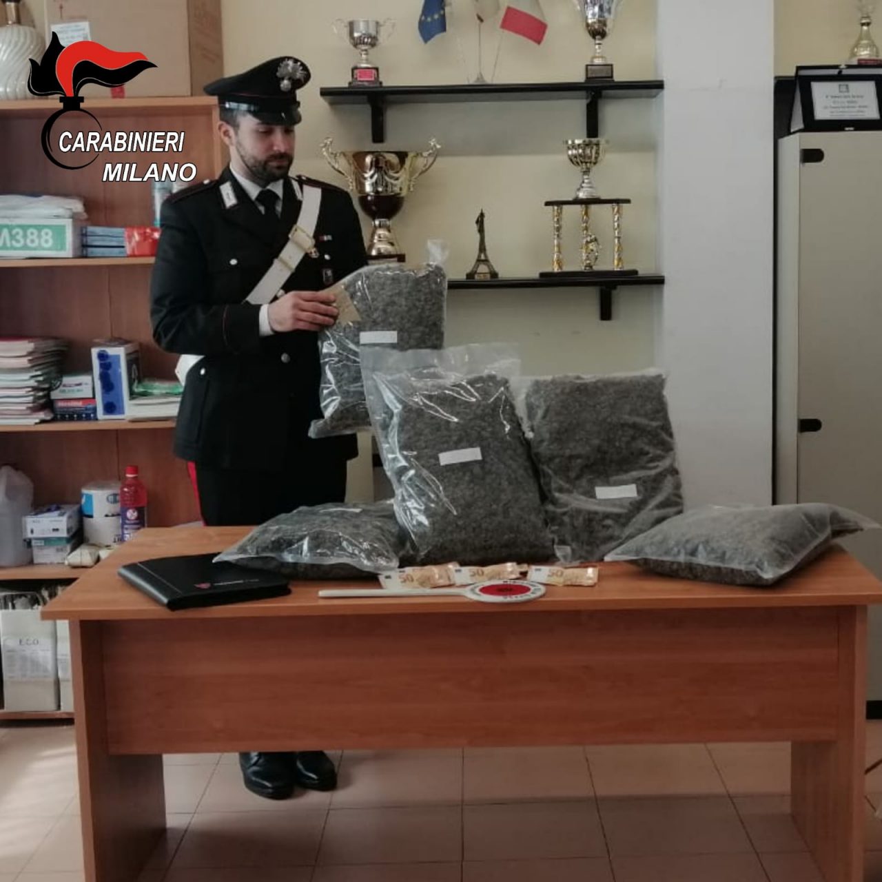 Oltre 5 chili di droga nascosti nel bagagliaio: arrestato