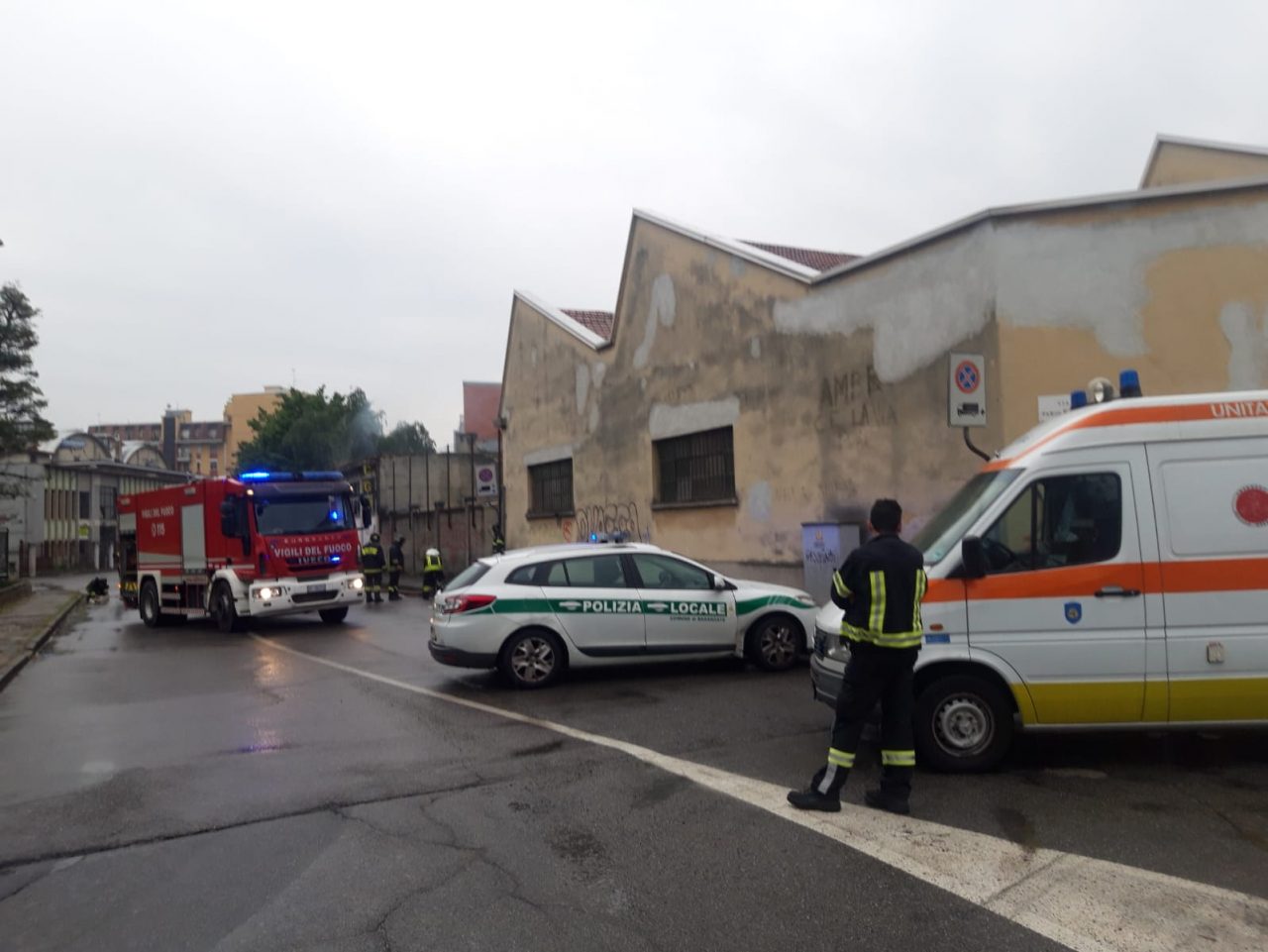 Paura a Baranzate: prende fuoco un’area dismessa