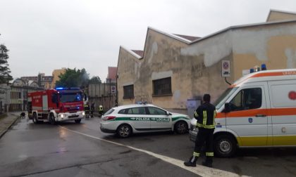 Paura a Baranzate: prende fuoco un'area dismessa