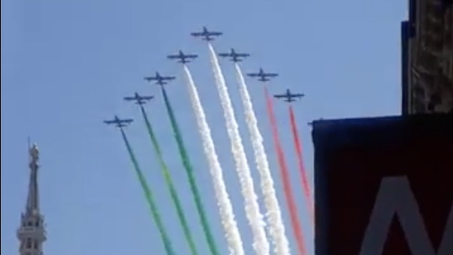 Le Frecce Tricolori sorvolano Milano: un abbraccio simbolico con i colori italiani VIDEO