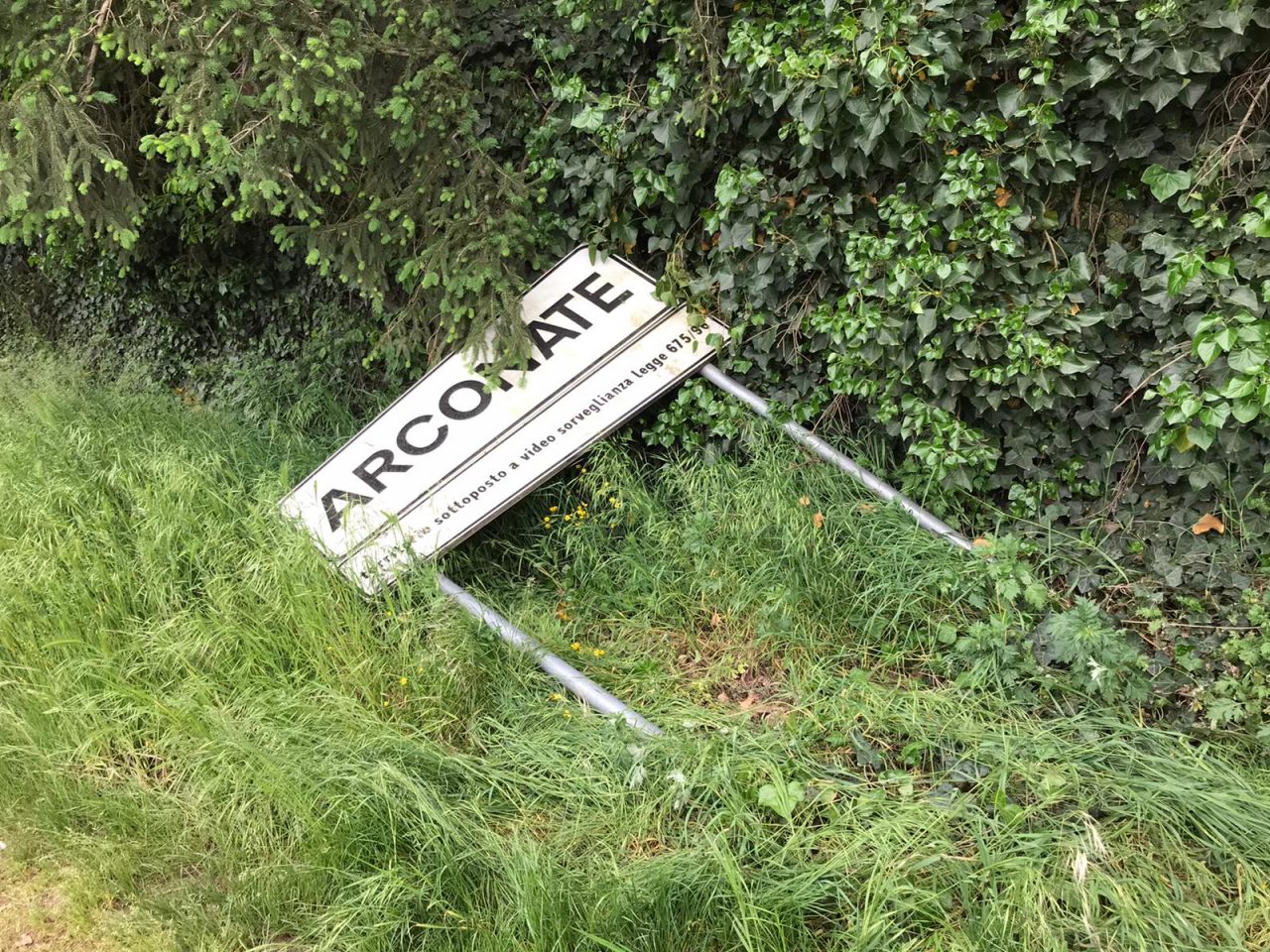 Arconate, esce di strada e abbate un cartello