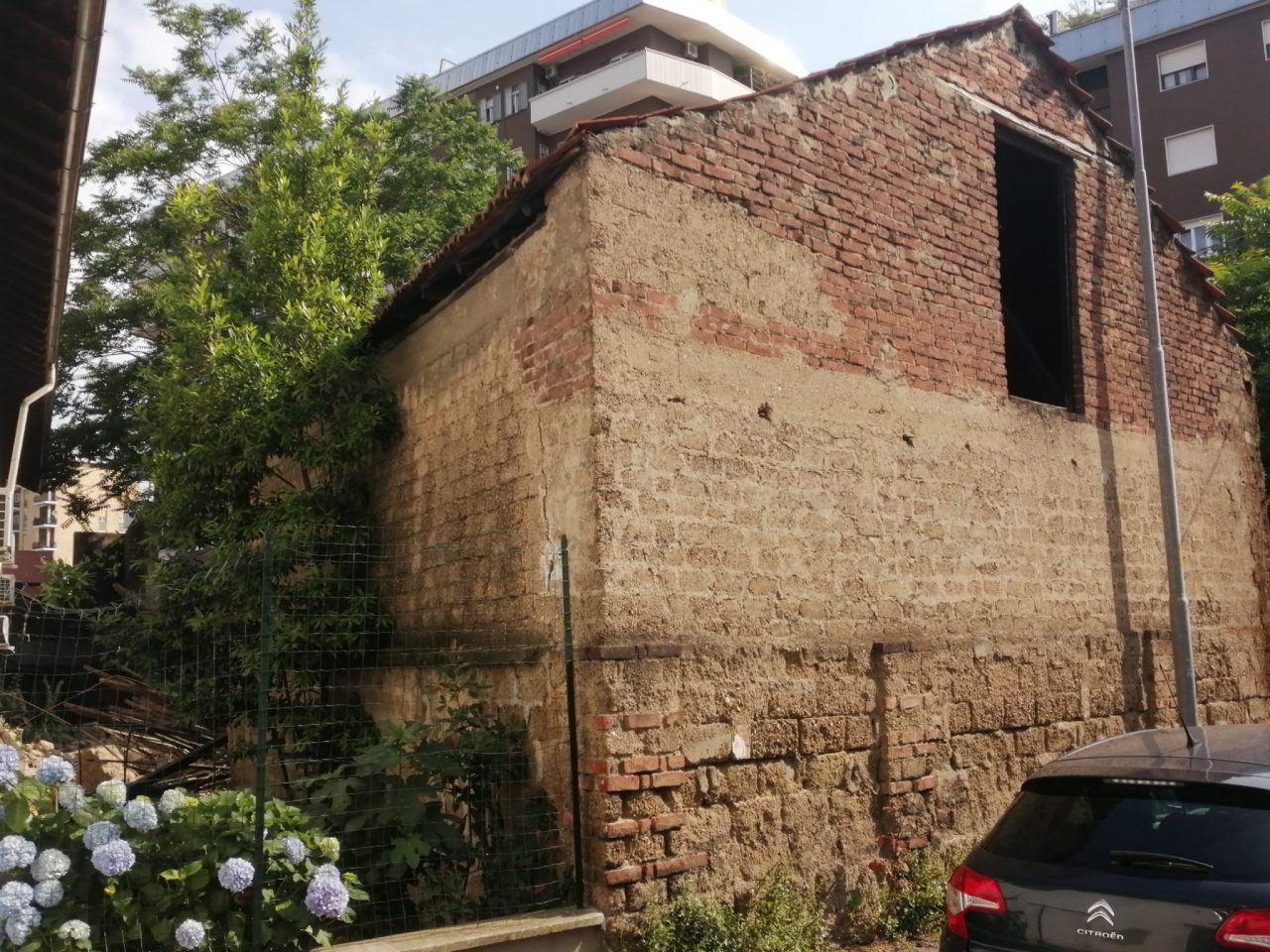 Rho, crolla casa abbandonata