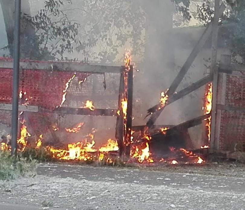 Il cantiere della “nuova caserma” ancora una volta a fuoco FOTO