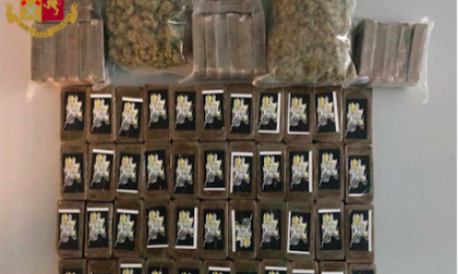 Oltre 7 chili di hashish e 3 etti di marijuana nascosti nel borsone: due arresti FOTO