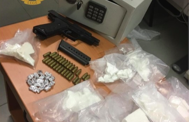 Cocaina, armi e munizioni nascosti nelle cassette di sicurezza