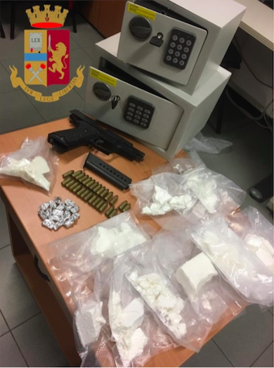 Cocaina, armi e munizioni nascosti nelle cassette di sicurezza