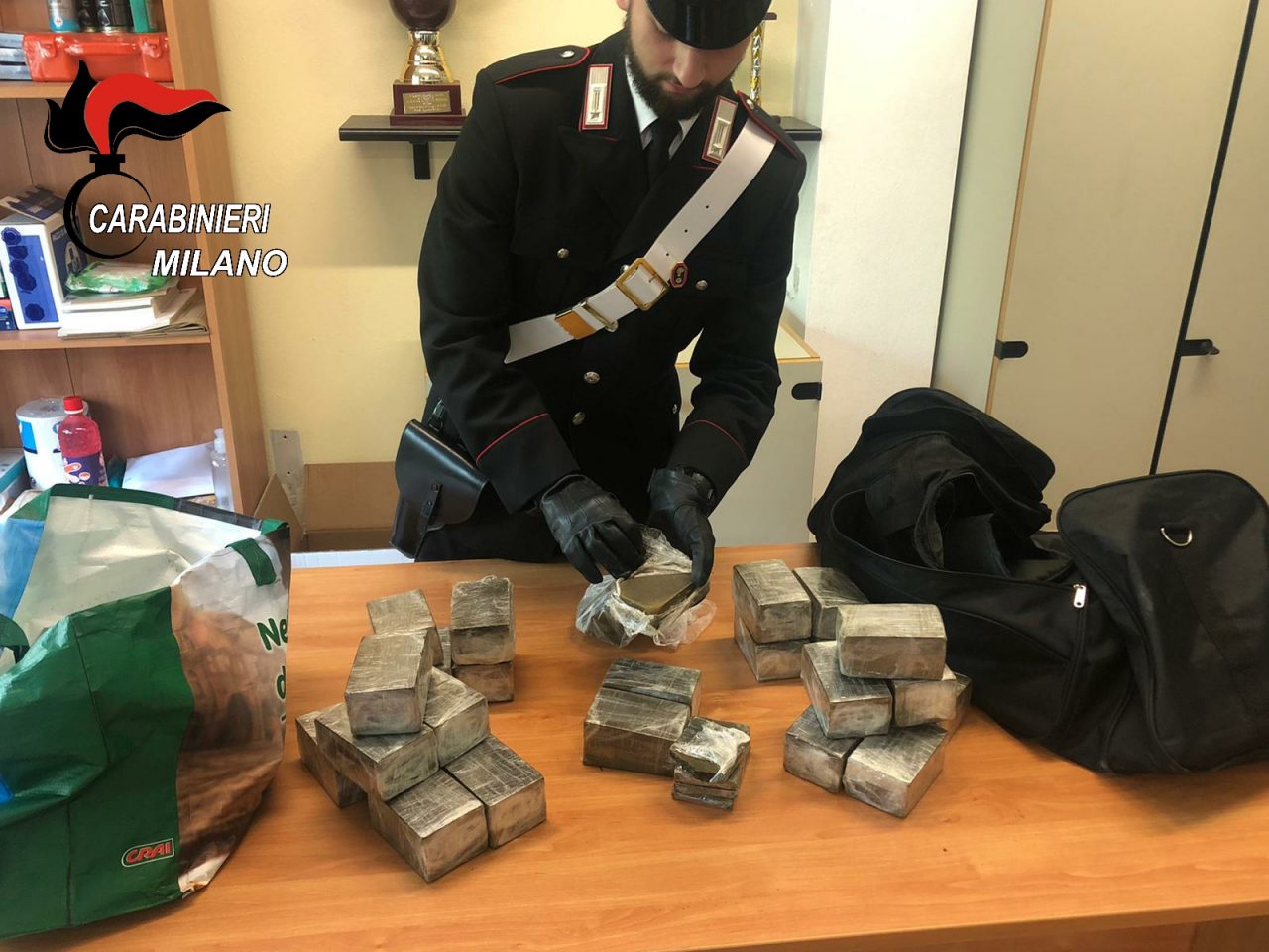 Oltre 13 chili di hashish nascosti in casa: arrestato pusher