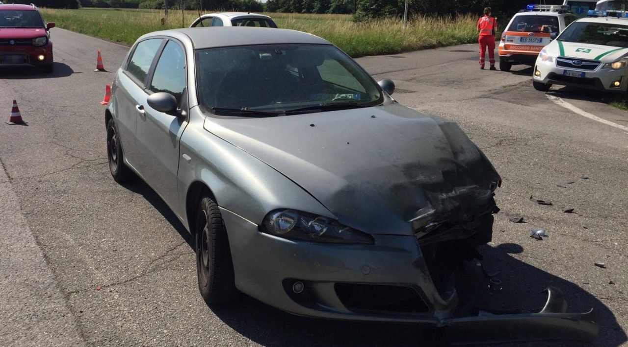 Auto si ribalta dopo lo scontro all’incrocio, paura a Nerviano FOTO
