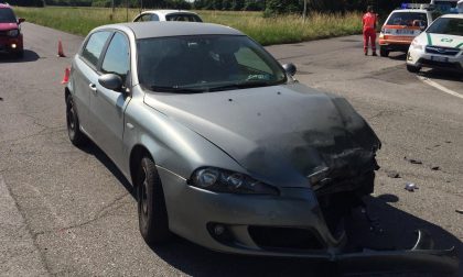 Auto si ribalta dopo lo scontro all'incrocio, paura a Nerviano FOTO
