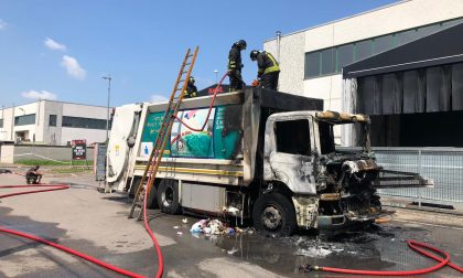 Camion della spazzatura distrutto dalle fiamme FOTO