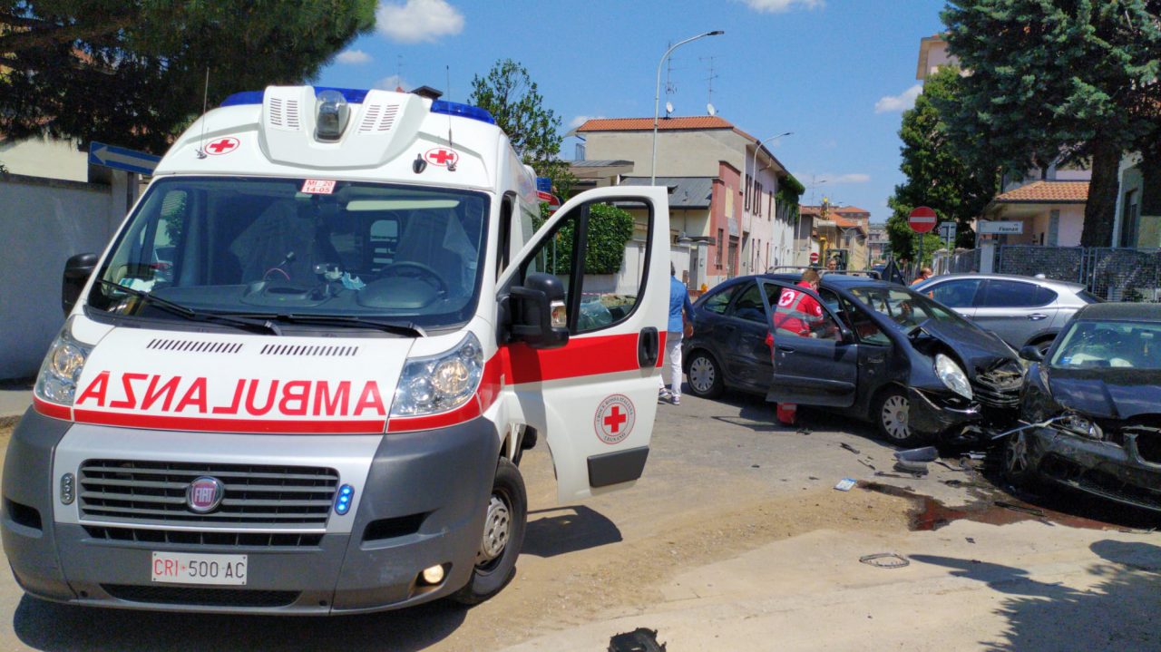 Schianto in via Firenze: due auto distrutte