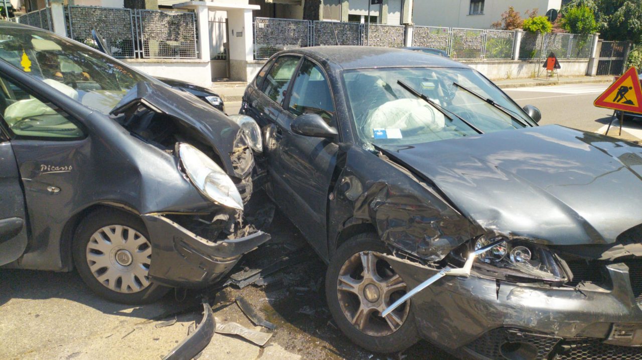 Schianto in via Firenze: due auto distrutte FOTO