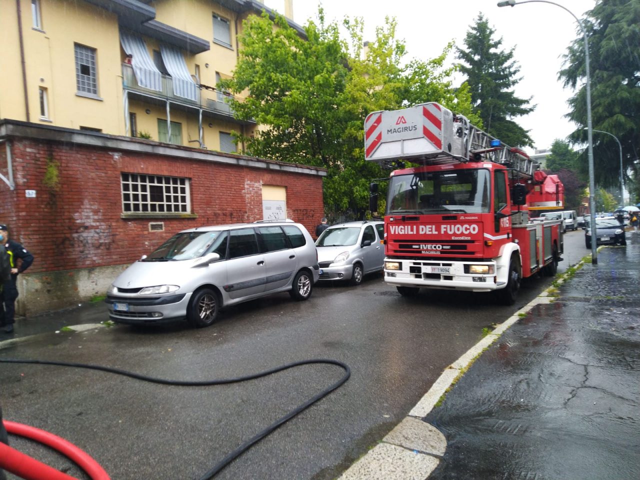 Fiamme dalla cantina della palazzina popolare