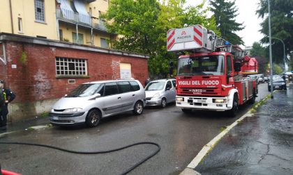 Fiamme dalla cantina della palazzina popolare