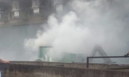 Compattatore si incendia fuori dalla ditta, arrivano i Vigili del Fuoco