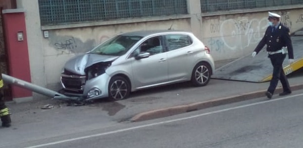 Auto sbanda sul Sempione e abbatte un lampione