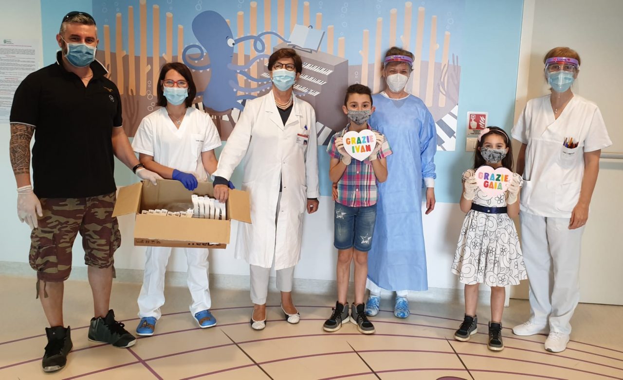 Ivan, autistico, confeziona e dona le visiere all’ospedale