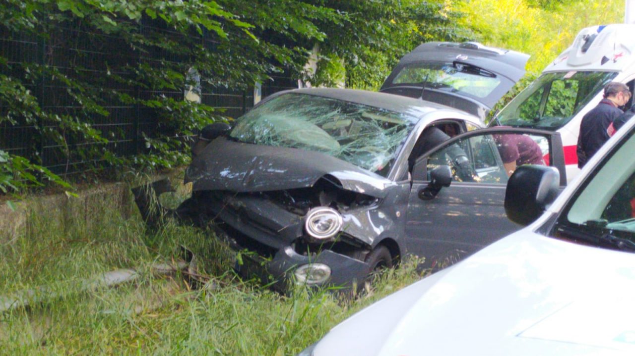Paura a Rescaldina: auto finisce fuori strada e si schianta contro un muretto