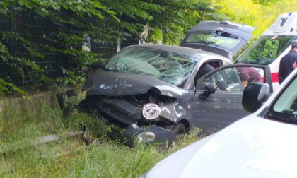 Paura a Rescaldina: auto finisce fuori strada e si schianta contro un muretto