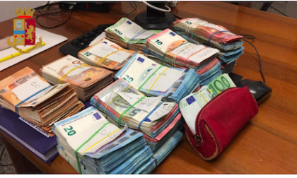 Coniugi nascondono 92mila euro nell'armadio e tentano di corrompere i poliziotti con la metà
