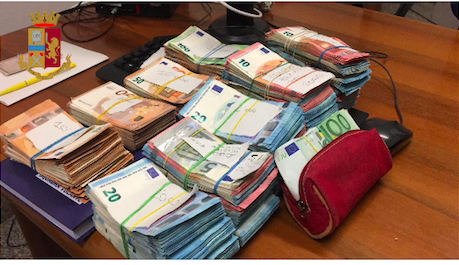 Coniugi nascondono 92mila euro nell’armadio e tentano di corrompere i poliziotti con la metà
