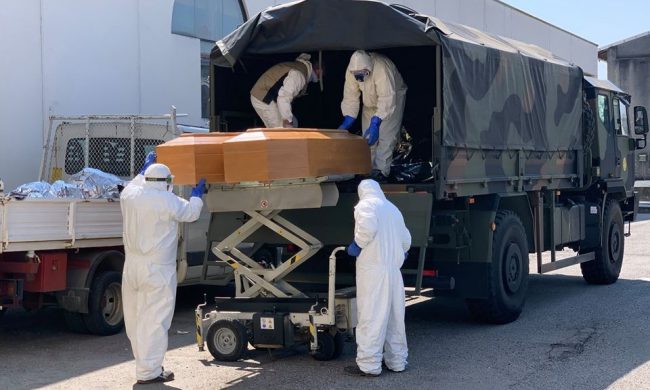 Militare Base Nato guidò i camion con le bare: “Il tuo carico ormai fa parte di te, come se ti togliessero una parte di cuore”