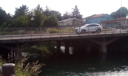 Scontro tra bici e pedone, donna finisce a terra e in ospedale