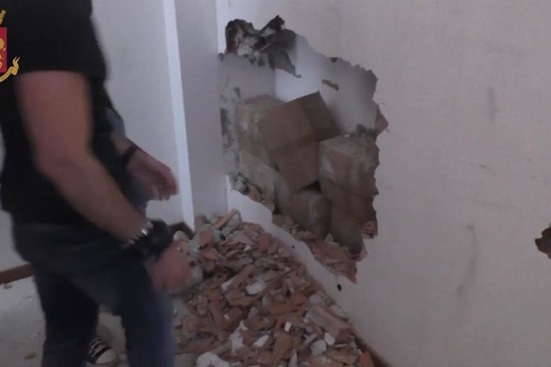 Sequestrati oltre 15milioni di euro in contanti: arrestati il trafficante, il padre e il muratore VIDEO