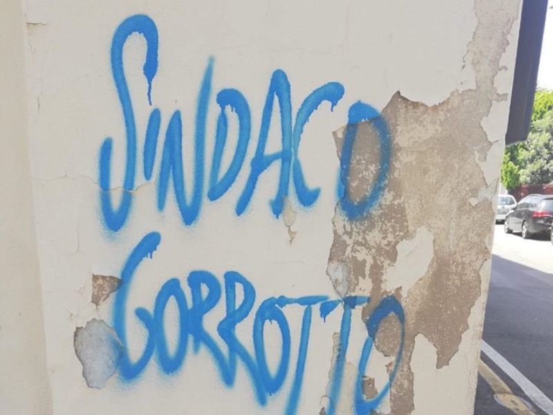 Il sindaco ancora nel centro del mirino degli haters FOTO