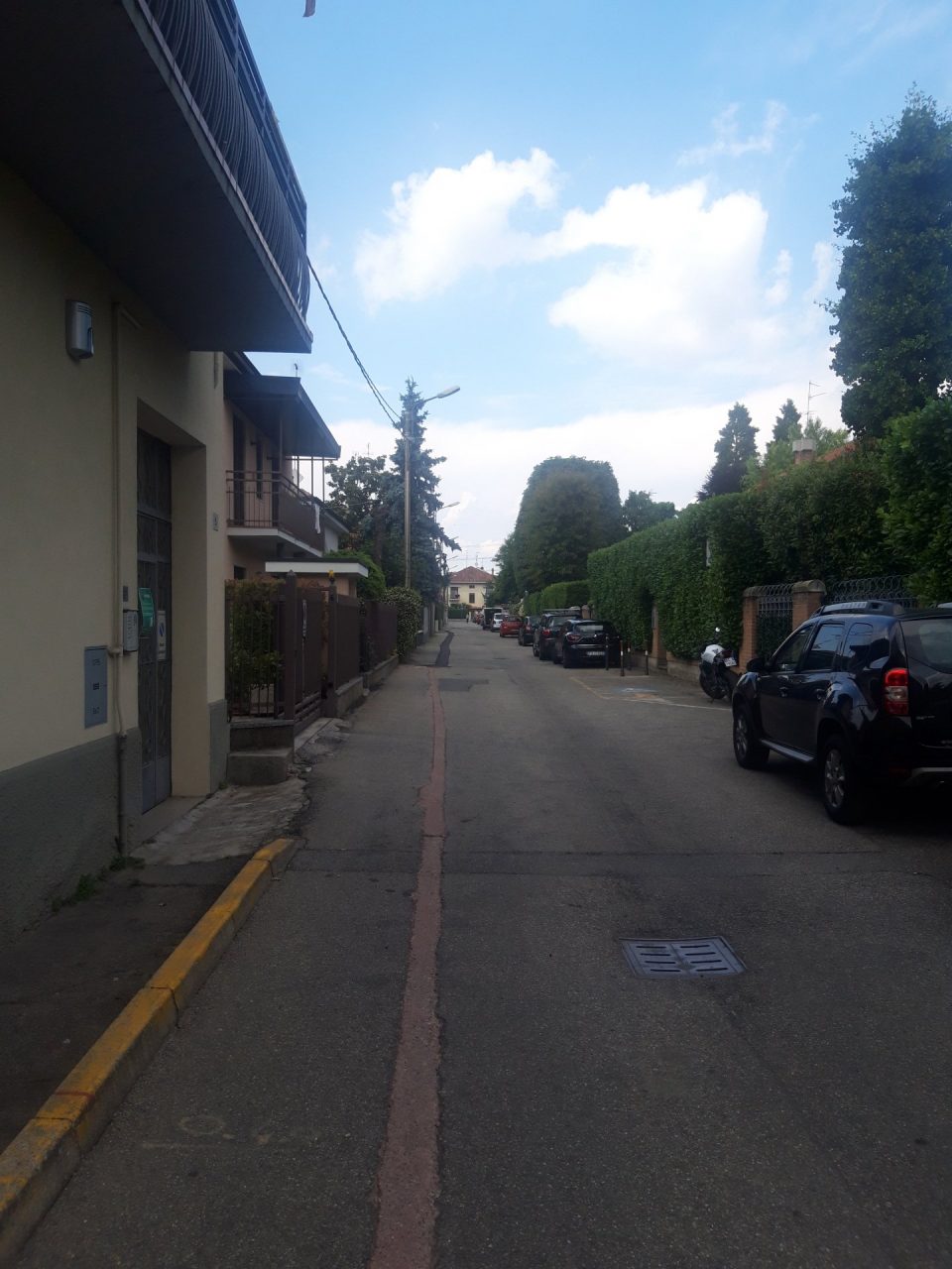 Tragedia in via Manzoni: cade mentre lavora in giardino, poi muore in ospedale