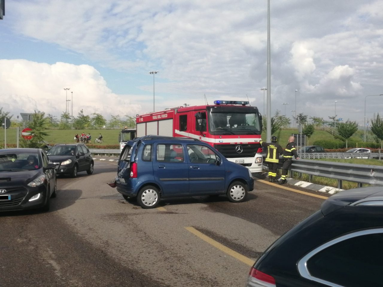 Scontro tra due auto alla rotonda della Fiera: traffico rallentato FOTO