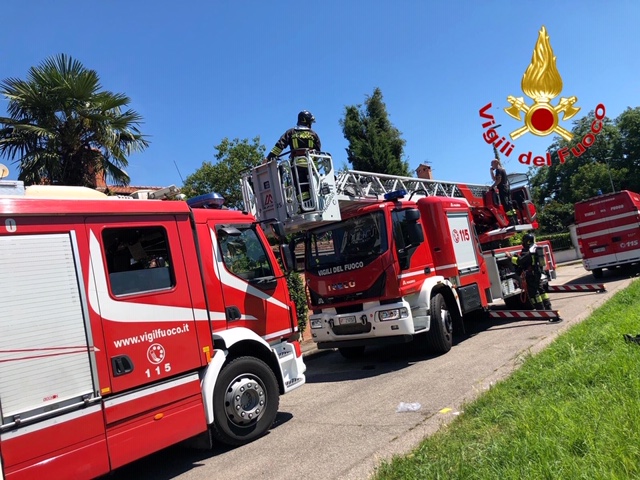 Incendio in una villetta, Vigili del fuoco sul posto – FOTO