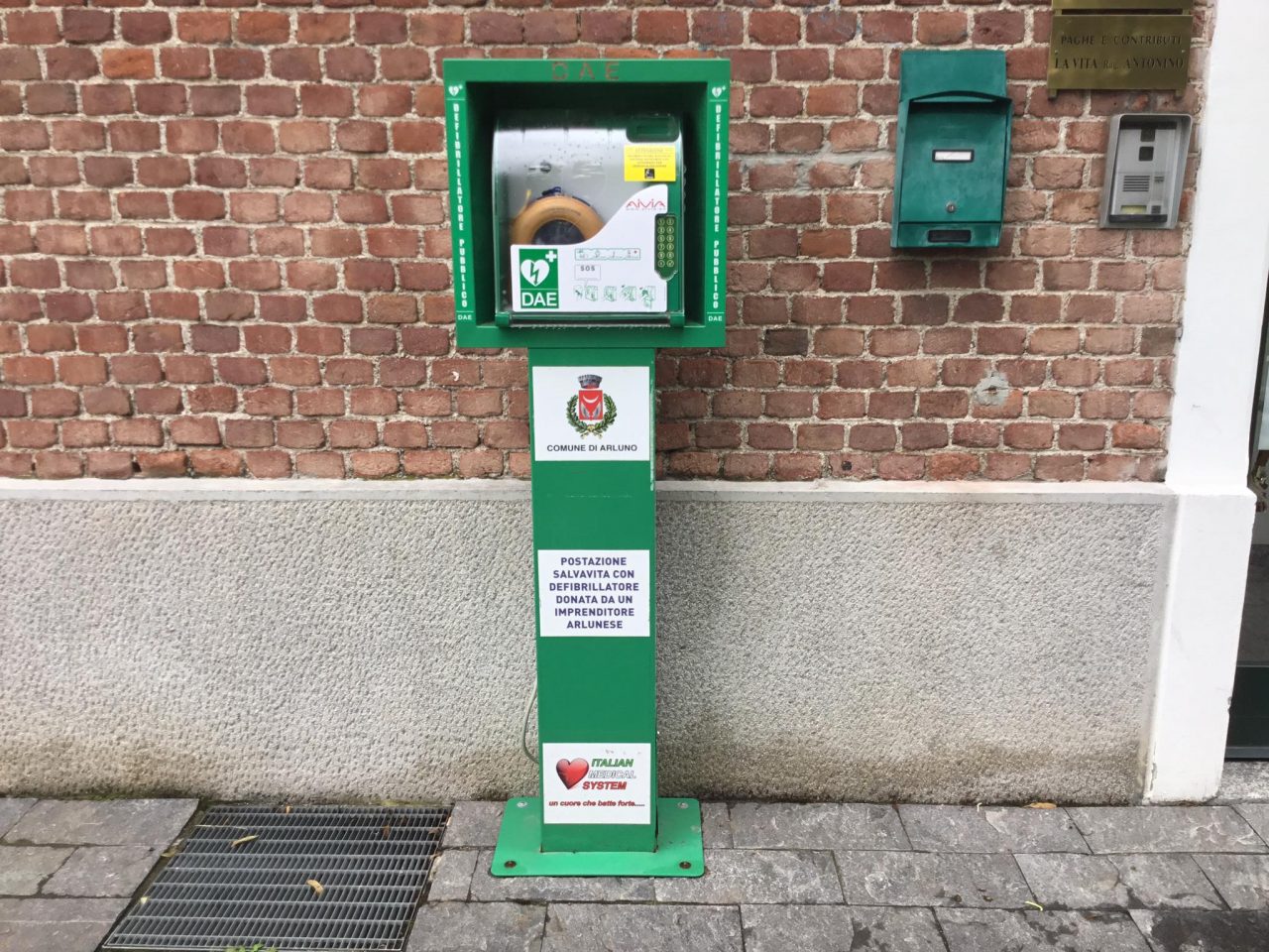Vandali senza cervello: danni al defibrillatore