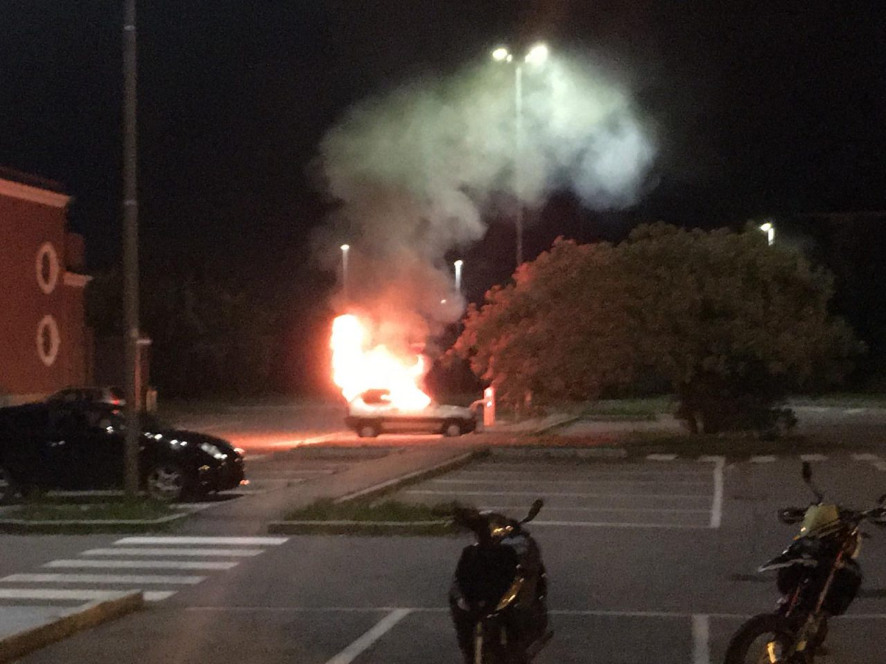 Auto a fuoco, sospettati alcuni ragazzini