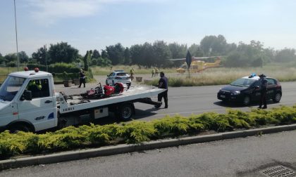Grave incidente tra auto e moto: elisoccorso sul posto FOTO