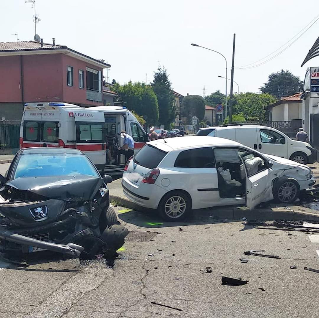 Incidente Stradale: Coinvolta Anche Una Bambina FOTO - Prima Milano Ovest