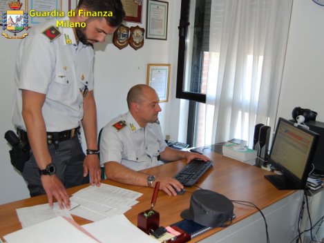Sfruttano la fiducia di un’anziana e le sottraggono oltre 800mila euro: arrestati broker e sua moglie