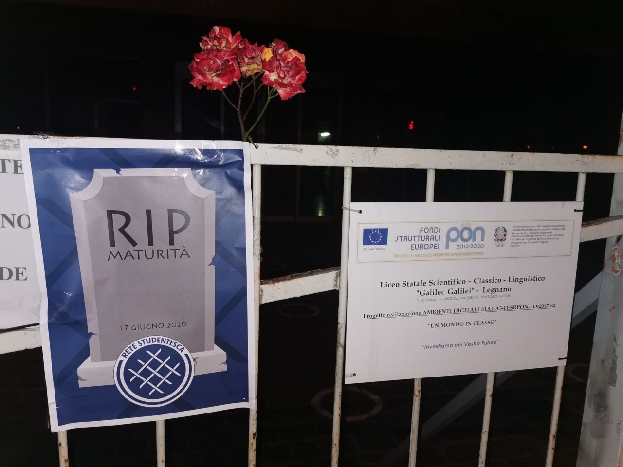 Una rosa e una carta funebre annunciano la “morte della maturità” FOTO